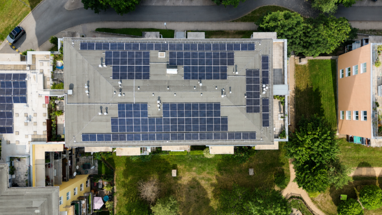 Šikmá střecha s fotovoltaickými panely